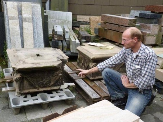 Oppau 9.9.2010. Manfred Götz läßt das Steinportal von der Edigheimer Steinmetz-Firma Dressler restaurien.
