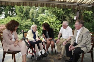 OB Dr. Eva Lohse, Ministerpräsidentin MaLu Dreyer, Schwiegersohn von Charlotte Klamroth und Ortsvorsteher Udo Scheuermann im Gespräch mit der Jubilarin