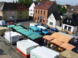 05.05.1999 Der Oppauer Wochenmark am Bürgerhaus wird eröffnet