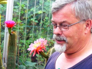 Züchter Helmut Eder im Gewächshaus bei seinem Hobby