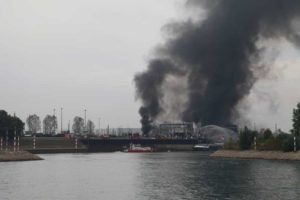 Rohrtrasse im Landeshafen brennt