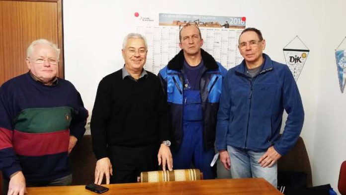 Gespräch in freundlicher Atmosphäre: v.l. Karl Heinz Berzel, Joannis Chorosis, Jürgen Schmitt und Gerald Mayer Gespräch in freundlicher Atmosphäre: v.l. Karl Heinz Berzel, Joannis Chorosis, Jürgen Schmitt und Gerald Mayer