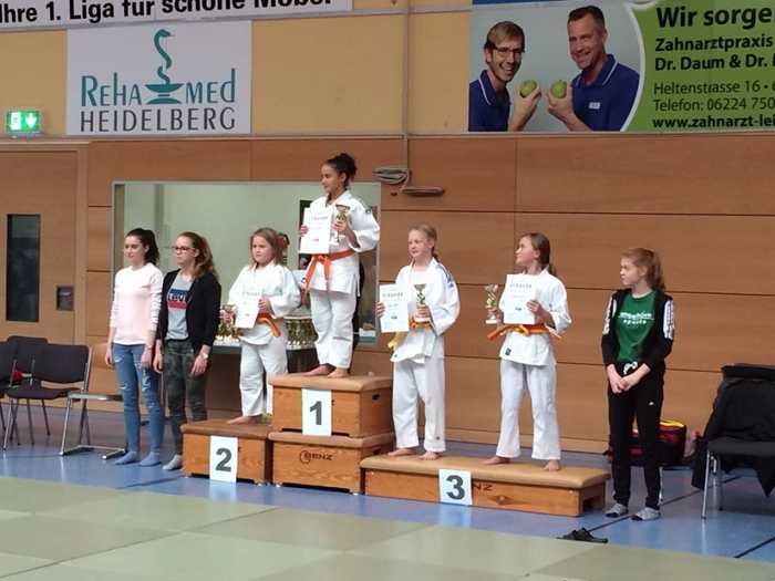 Bild 2 alex: Siegerehrung der weiblichen U11 bis 44kg.