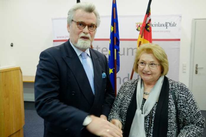 Staatsminister Herbert Mertin überreicht Landesehrennadel an Stadträtin und stellvertretende Ortsvorsteherin von Oppau/Edigheim/Pfingstweide Gabriele Albrecht Staatsminister Herbert Mertin überreicht Landesehrennadel an Stadträtin und stellvertretende Ortsvorsteherin von Oppau/Edigheim/Pfingstweide Gabriele Albrecht