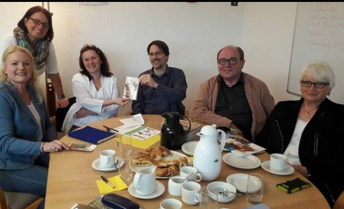 v.l.n.r. Kirsten Pehlke - Kreisvorsitzende Frauenunion , stehend Silke Busam- stellv. Vorsitzende FU , Leiterin LUZIE Fr. Sabine Buckel, Hr. Förter- Barth, Ortsvorsteher der Gartenstadt Klaus Schneider, Roswitha Schneider- stellv. Vorsitzende FU v.l.n.r. Kirsten Pehlke - Kreisvorsitzende Frauenunion , stehend Silke Busam- stellv. Vorsitzende FU , Leiterin LUZIE Fr. Sabine Buckel, Hr. Förter- Barth, Ortsvorsteher der Gartenstadt Klaus Schneider, Roswitha Schneider- stellv. Vorsitzende FU