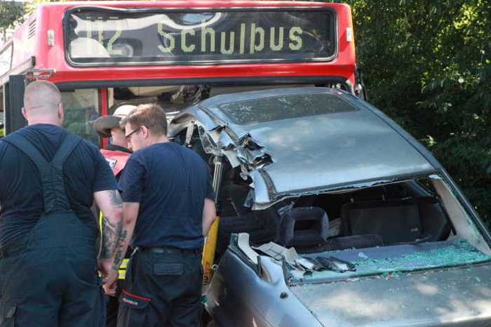 Szenario - Schwerer Unfall - PKW kracht in Bus