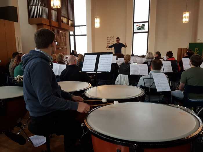 Mit Pauken und Trompeten … das MBO übt unter der Leitung von Dirigent Civilotti mit großer Orchestrierung für das Adventkonzert am Sonntag 2.Dezember - Foto: Sabine Köstlmaier