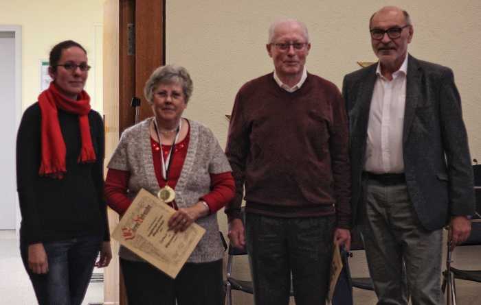 Beide Vorsitzende des Vereins (l. Maren Berger, r. Hans Koch) gratulieren Waltraut Pfeiffer (2.v.l.) zu 50 Jahren und Walter Klehr (3.v.l-) zu 60. Jahren Vereinsmitgliedschaft. Nicht abgebildet: Jutta Riedel wurde später noch für 40 Jahre Vereinstreue geehrt. - Foto: Sabine Köstlmaier