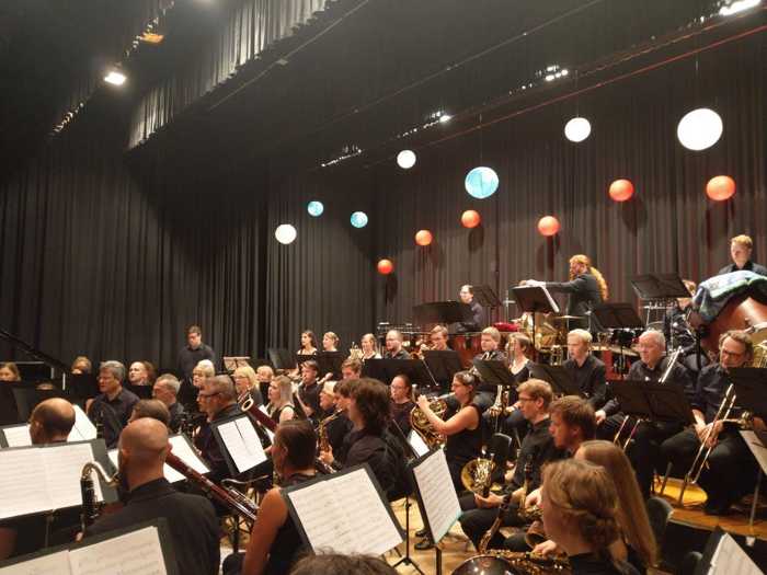 Beeindruckende Besetzung. Volle Bühne - Das MBO beim 8. Jahreskonzert