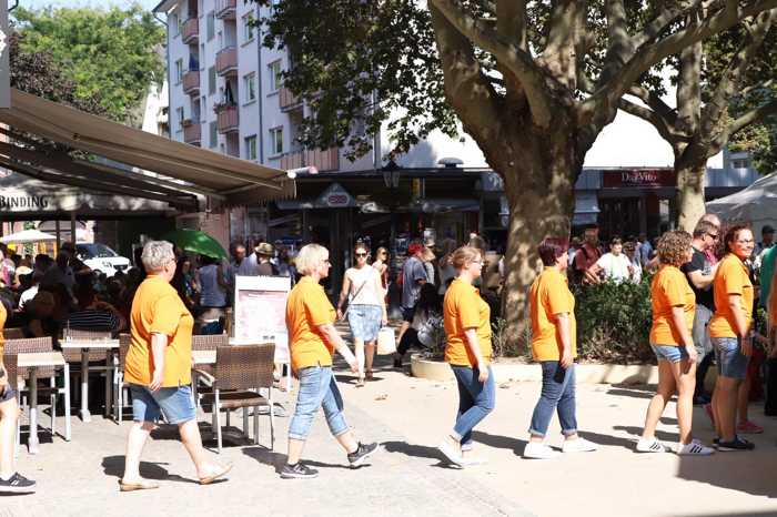 JungerChor TakeFour beim Auflaufen auf die Bühne vor gespannten Zuschauern - Foto: Sängerland